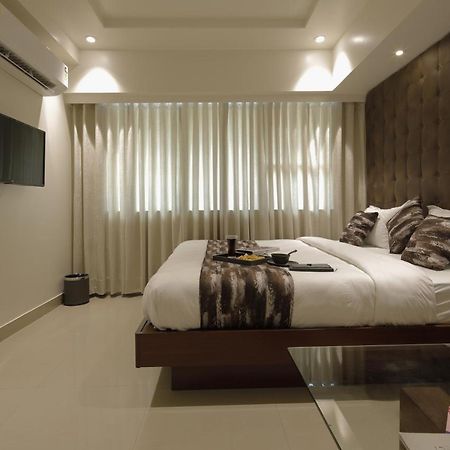 Hotel Ariana Residency Мумбаи Экстерьер фото