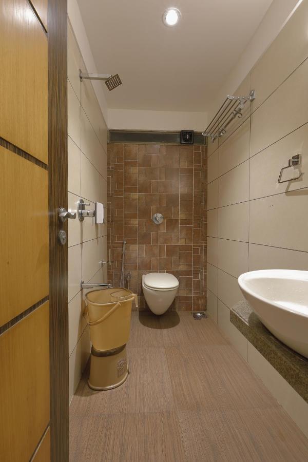 Hotel Ariana Residency Мумбаи Экстерьер фото