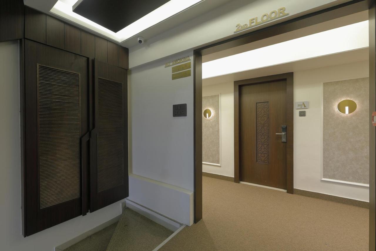 Hotel Ariana Residency Мумбаи Экстерьер фото